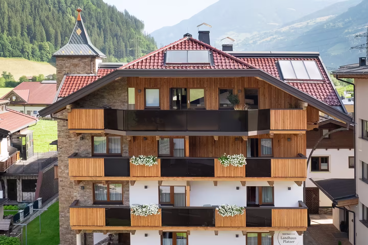 Außenansicht mit Drohne vom Landhaus Platzer mit Balkonblumen